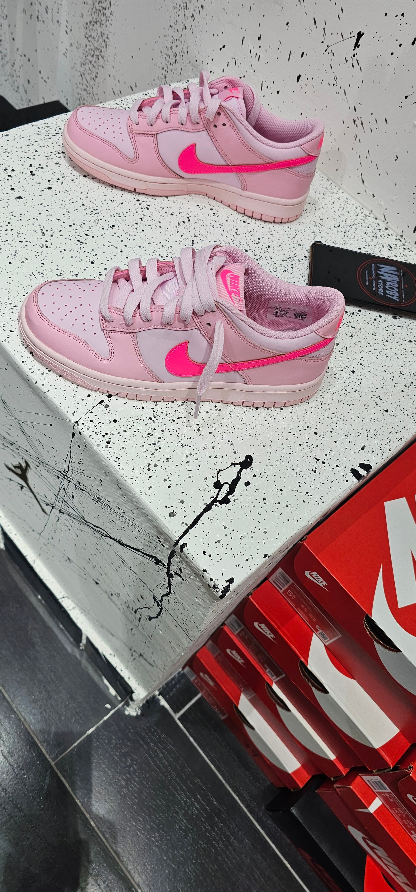 nike dunk low triple pink